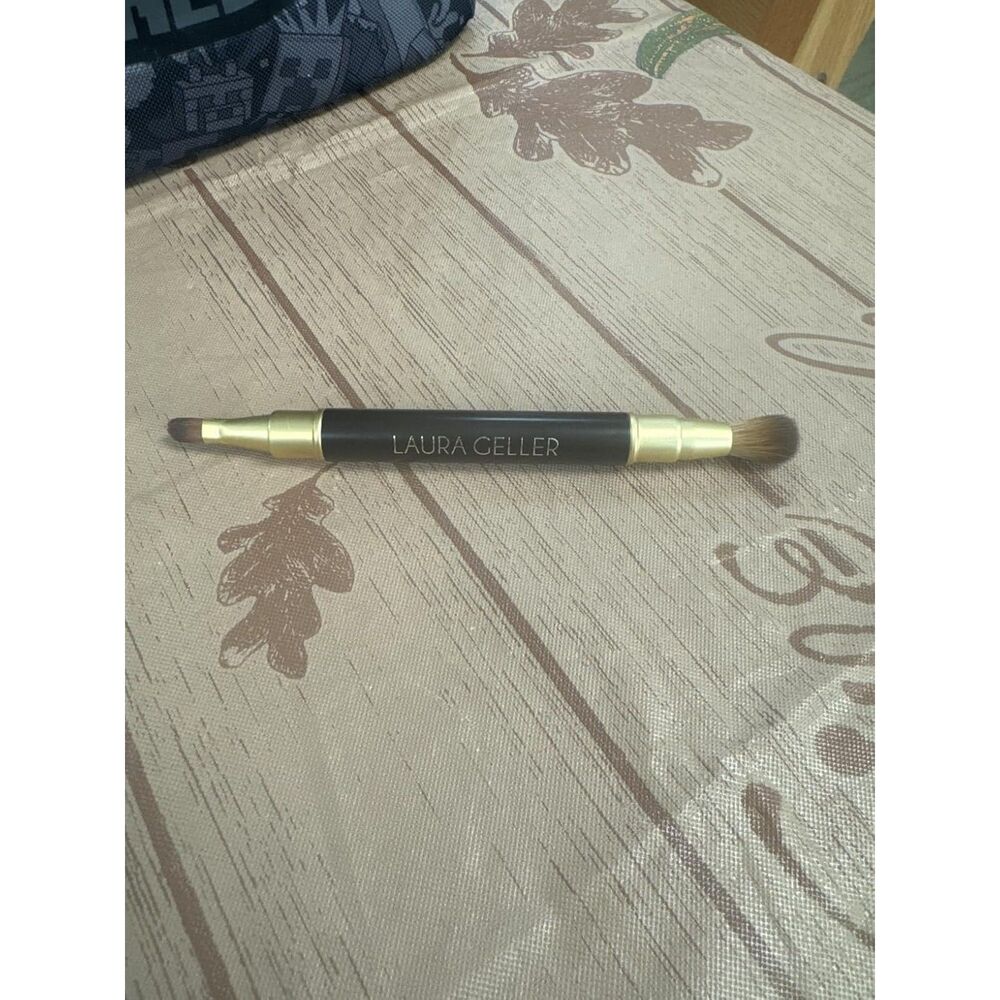 Laura Geller Travel Friendly Retractable Dual-Ended Two-in-One Makeup Brush - Picture 6 of 6